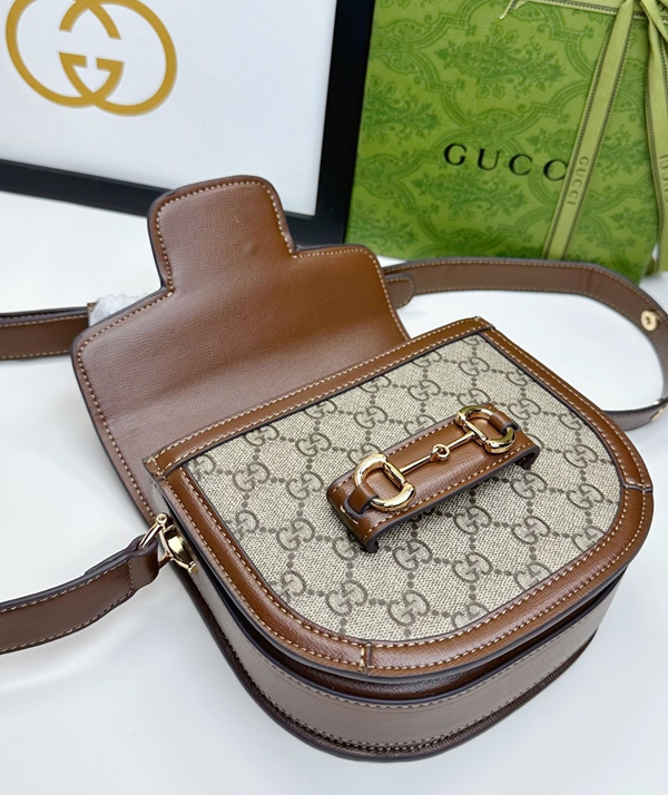 激安グッチバッグコピー着用イメージ